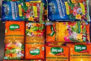 24 Şubat 2021 Balti Moldova. Büyük bir süpermarket, bahçe departmanı. Bitki yetiştirmek için gübrelenmiş toprak sergileniyor.