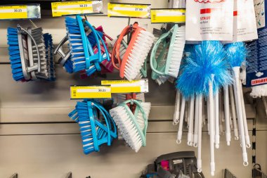 31 Mart 2021 Balti Moldova, süpermarket veya toptan satış mağazası depo türleri, temizlik departmanı ve ev kimyasalları. İllüstrasyon başyazısı. Fırçalar