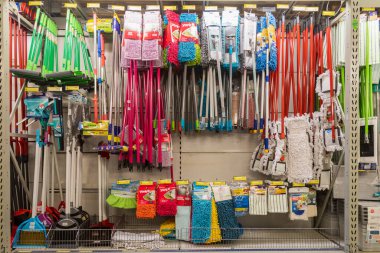 31 Mart 2021 Balti Moldova, süpermarket veya toptan satış mağazası depo türleri, temizlik departmanı ve ev kimyasalları. İllüstrasyon başyazısı. Paspaslı gösteri