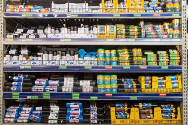 31 Mart 2021 Balti Moldova, süpermarket veya toptan satış mağazası depo türleri, temizlik departmanı ve ev kimyasalları. İllüstrasyon başyazısı. Çöp torbalı bir vitrin