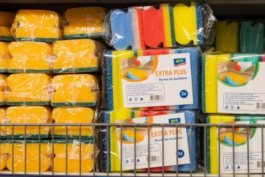 31 Mart 2021 Balti Moldova, süpermarket veya toptan satış mağazası depo türleri, temizlik departmanı ve ev kimyasalları. İllüstrasyon başyazısı. Süngerli gösteri