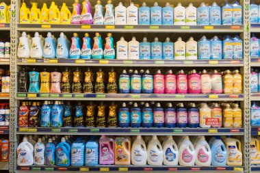 31 Mart 2021 Balti Moldova, süpermarket veya toptan satış mağazası depo türleri, temizlik departmanı ve ev kimyasalları. İllüstrasyon başyazısı. Çamaşır yıkamak için koşullandırıcılar