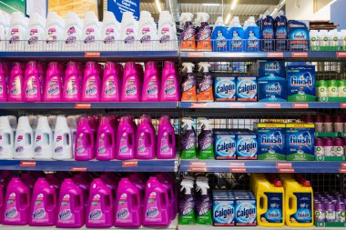 31 Mart 2021 Balti Moldova, süpermarket veya toptan satış mağazası depo türleri, temizlik departmanı ve ev kimyasalları. İllüstrasyon başyazısı. Beyazlık ve beyazlık