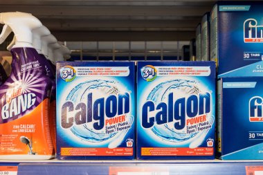 31 Mart 2021 Balti Moldova, süpermarket veya toptan satış mağazası depo türleri, temizlik departmanı ve ev kimyasalları. İllüstrasyon başyazısı. Ajanlar alçaltılıyor