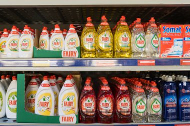 31 Mart 2021 Balti Moldova, süpermarket veya toptan satış mağazası depo türleri, temizlik departmanı ve ev kimyasalları. İllüstrasyon başyazısı. Bulaşık deterjanı