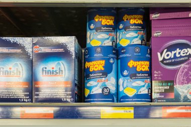 31 Mart 2021 Balti Moldova, süpermarket veya toptan satış mağazası depo türleri, temizlik departmanı ve ev kimyasalları. İllüstrasyon başyazısı. Bulaşık deterjanı