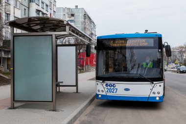 1 Nisan 2021 Balti Moldova modern kablosuz tramvaylar otonom olarak çalışıyor. İllüstrasyon başyazısı. Arkaplan