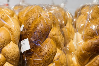 1 Nisan 2021 Balti Moldova, Gıda Süpermarketi. İllüstrasyon başyazısı. Ekmek sosyal açıdan önemli bir üründür. Bulanık ile seçmeli odak