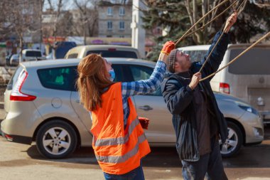 7 Mart 2021, Beltsy Moldova, genç kadın troleybüs şoförü. Sadece editör kullanımı.