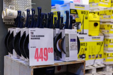 23 Mart 2021 Balti Moldova süpermarketi veya toptan hipermarket. Mutfak için malzeme bölümü. İllüstrasyon başyazısı. Mutfak aletleri.