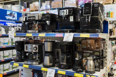 23 Mart 2021 Balti Moldova süpermarketi veya toptan hipermarket. Mutfak için malzeme bölümü. İllüstrasyon başyazısı. Kahve makineleri ve kahve makineleri olan bir gösteri.