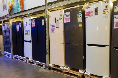 23 Mart 2021 Balti Moldova süpermarketi veya toptan hipermarket. Mutfak için malzeme bölümü. İllüstrasyon başyazısı. Buzdolapları ile gösteri