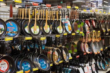 23 Mart 2021 Balti Moldova süpermarketi veya toptan hipermarket. Mutfak için malzeme bölümü. İllüstrasyon başyazısı. Mutfak aletleri.