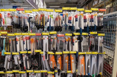 23 Mart 2021 Balti Moldova süpermarketi veya toptan hipermarket. Mutfak için malzeme bölümü. İllüstrasyon başyazısı. Şef için bıçaklı gösteri.