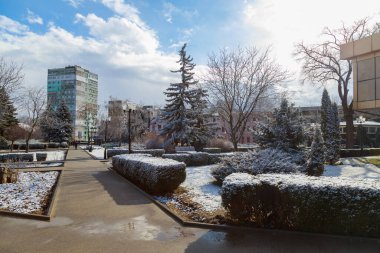 23 Mart 2021 Balti, Moldova, ilkbahar için nadir görülen bir doğa olayı - kar. İllüstrasyon başyazısı. Arkaplan