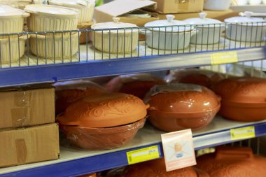 23 Mart 2021 Balti Moldova süpermarketi veya toptan hipermarket. Mutfak için malzeme bölümü. İllüstrasyon başyazısı. Fırında pişirmek için kil kaplar.