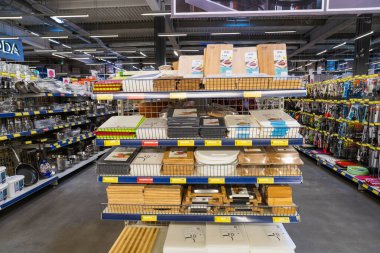 23 Mart 2021 Balti Moldova süpermarketi veya toptan hipermarket. Mutfak için malzeme bölümü. İllüstrasyon başyazısı. Kesme tahtaları ile gösterim