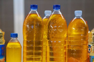 23 Mart 2021 Balti Moldova Çiftliği ayçiçeği yağı sokak pazarında plastik şişelerde. İllüstrasyon Editörü.