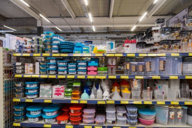 23 Mart 2021 Balti Moldova süpermarketi veya toptan hipermarket. Mutfak için malzeme bölümü. İllüstrasyon başyazısı. Plastik yiyecek konteynırları ile vitrin
