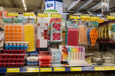 23 Mart 2021 Balti Moldova süpermarketi veya toptan hipermarket. Mutfak için malzeme bölümü. İllüstrasyon başyazısı. Fırınlama ve dondurucu teneke