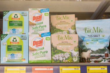 31 Mart 2021 Balti Moldova, süpermarket veya toptan satış mağazası depo türleri, temizlik departmanı ve ev kimyasalları. İllüstrasyon başyazısı. Bulaşık deterjanı