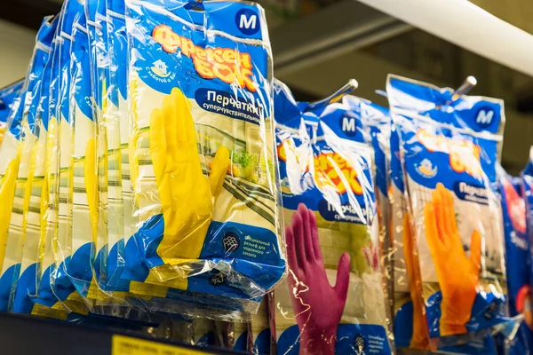 31 Mart 2021 Balti Moldova, süpermarket veya toptan satış mağazası depo türleri, temizlik departmanı ve ev kimyasalları. İllüstrasyon başyazısı. Lastik eldivenli gösteri.