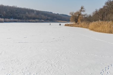 Kış mevsiminde donmuş bir göl ya da bir su kütlesi. Arkaplan