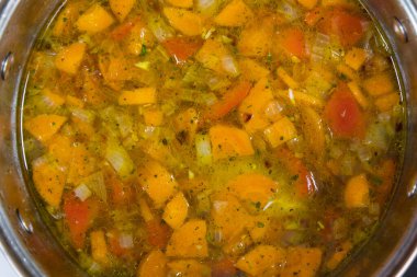 Tavada sebze kızartma işlemi. Ev yemeği ya da aşçılık özeti. Ev yapımı yemek..