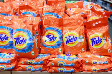 31 Mart 2021 Balti Moldova, süpermarket veya toptan satış mağazası depo türleri, temizlik departmanı ve ev kimyasalları. İllüstrasyon başyazısı. Deterjanlı vitrin