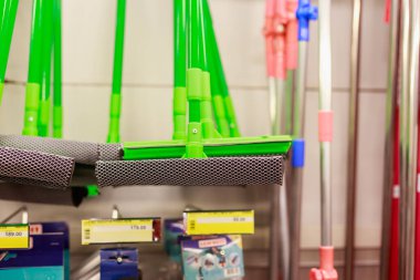 31 Mart 2021 Balti Moldova, süpermarket veya toptan satış mağazası depo türleri, temizlik departmanı ve ev kimyasalları. İllüstrasyon başyazısı. Paspas bezli bir vitrin