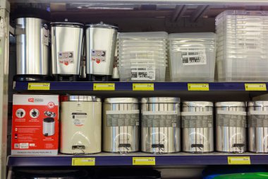 31 Mart 2021 Balti Moldova, süpermarket veya toptan satış mağazası depo türleri, temizlik departmanı ve ev kimyasalları. İllüstrasyon başyazısı. Çöp kovalarıyla gösterim