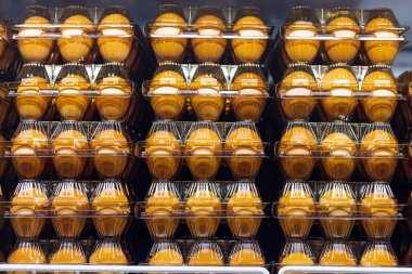 Markette bir ürün. Özenle seçilmiş bir arka plan. Tek kullanımlık tepsilerde tavuk yumurtası.