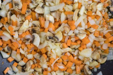 Çorba ya da ana yemek olarak mantarlı kızarmış sebze. Mutfak yemekleri geçmişi. Başlık veya metin için boşluk kopyala. Ev yemeği tarifleri