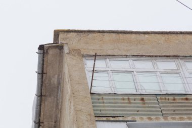 Binanın eski çatısı. Metin veya yazıtlar için kopyalama alanı olan arkaplan.