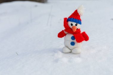 Kardan Adam, gezegenin kuzey yarımküresindeki insanlar arasında kışın ana sembolü. Metin veya yazıtlar için yeri olan arkaplan.