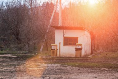 Terk edilmiş eski bir analog yakıt istasyonu. Endüstriyel bölge ya da üretim alanı doğa tarafından fethedildi. Arkaplan