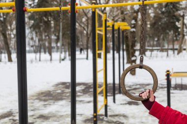 Oyun bahçesinde ya da tehlikeli jimnastik aletlerinde hasar var. Yüzük kopmuş. Metin veya yazıtlar için boşluk kopyala. Arkaplan