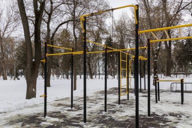 Oyun bahçesinde ya da tehlikeli jimnastik aletlerinde hasar var. Yüzük kopmuş. Metin veya yazıtlar için boşluk kopyala. Arkaplan