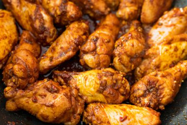 Kızarmış tavuk kanadı. Evde bira ya da şaraba yemek hazırlamak için bir tabak. Seçici odaklanma. Arkaplan