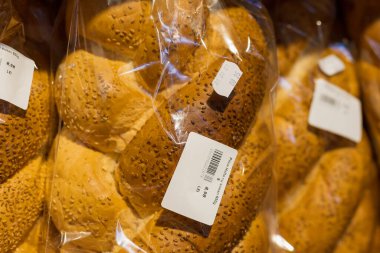 1 Nisan 2021 Balti Moldova, Gıda Süpermarketi. İllüstrasyon başyazısı. Ekmek sosyal açıdan önemli bir üründür. Bulanık ile seçmeli odak