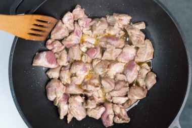 Tavada kuzu kızartma işlemi. Ev yemeği ya da aşçılık özeti. Ev yapımı yemek..