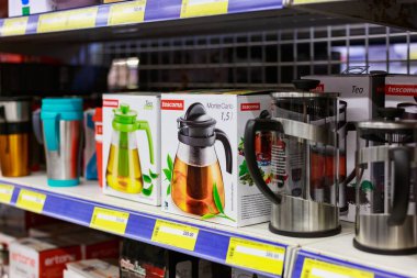 23 Mart 2021 Balti Moldova süpermarketi veya toptan hipermarket. Mutfak için malzeme bölümü. İllüstrasyon başyazısı. Çay için çaydanlık dolu bir vitrin.