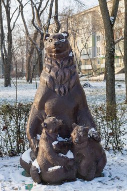 19 Ocak 2021 Balti veya Beltsy, Moldova Yavruları olan bir ayı anıtı. İllüstrasyon Editörü
