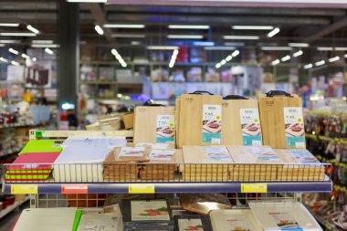23 Mart 2021 Balti Moldova süpermarketi veya toptan hipermarket. Mutfak için malzeme bölümü. İllüstrasyon başyazısı. Kesme tahtaları ile gösterim