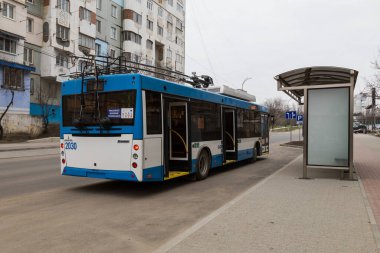 1 Nisan 2021 Balti Moldova modern kablosuz tramvaylar otonom olarak çalışıyor. İllüstrasyon başyazısı. Arkaplan