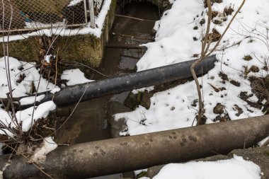 Kuzeydeki iletişim boruları doğal bir nehirde. Arkaplan