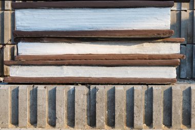 Kitapların anıtı. Görüşün sonu. Bilgi ve eğitim sembolü. Boşluk arkaplanı kopyala