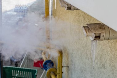 Gaz kazanından çıkan buhar. Soğuk kışta ısıtma borusu. Arkaplan