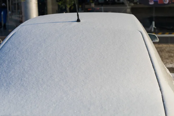 Bil Täckt Med Ett Lager Snö Vintern Staden Abstrakt Bakgrund — Stockfoto