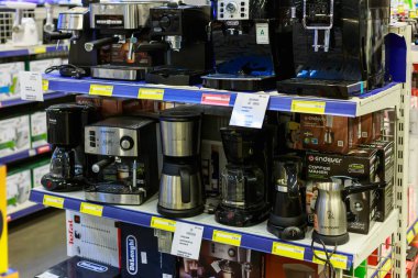 23 Mart 2021 Balti Moldova süpermarketi veya toptan hipermarket. Mutfak için malzeme bölümü. İllüstrasyon başyazısı. Kahve makineleri ve kahve makineleri olan bir gösteri.